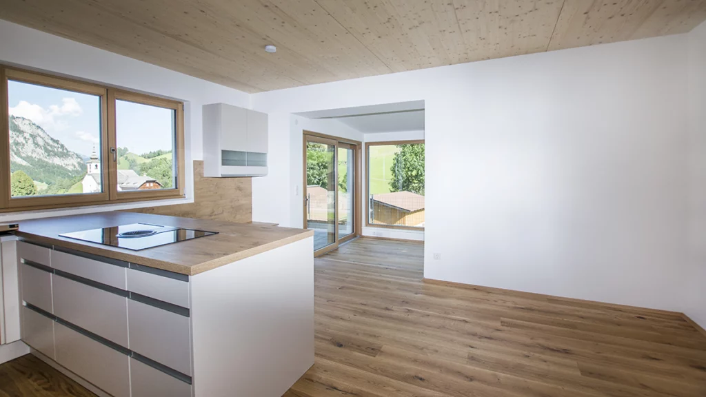 Wohnraum der Wohnanlage in Forstau mit Küche und Sichtdecke