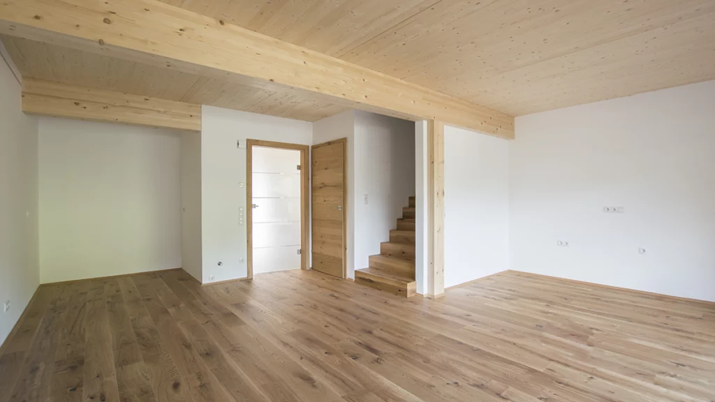 Treppenaufgang vom Wohnraum im Bauprojekt Forstau