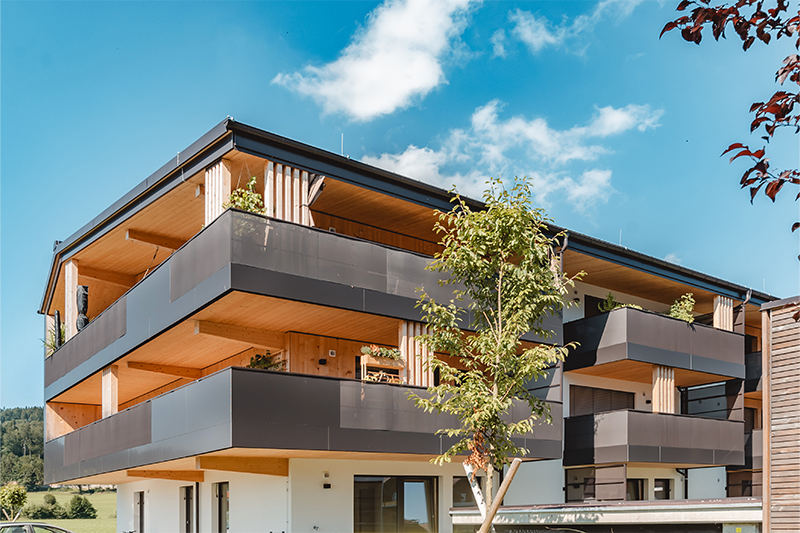 Wohnanlage Wohnen am Sagergut in Thalgau mit moderner Holzfassade und großzügigen Balkonen.