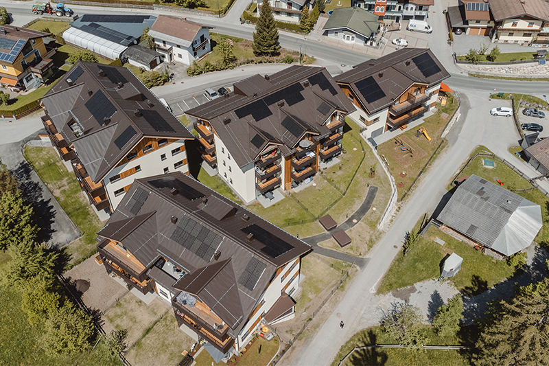 Luftbild der Wohnanlage Generationenwohnen Plus im Ortszentrum von Goldegg