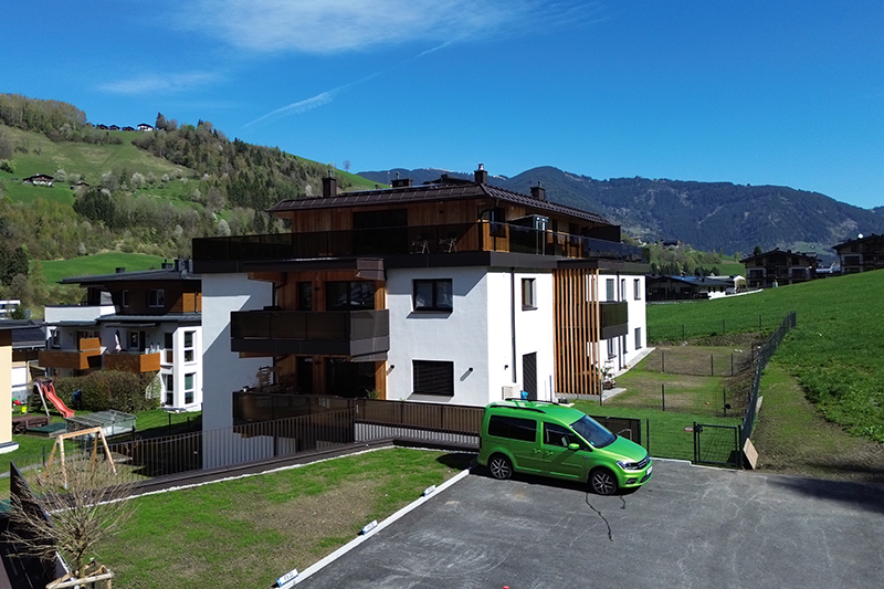 Massivholzbau-Wohnanlage der SIGES in Kaprun mit Bergpanorama