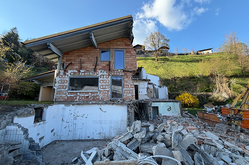 Teilweise abgebrochenes Bestandsgebäude in Taxenbach während der Vorbereitungsarbeiten für ein neues Bauprojekt.
