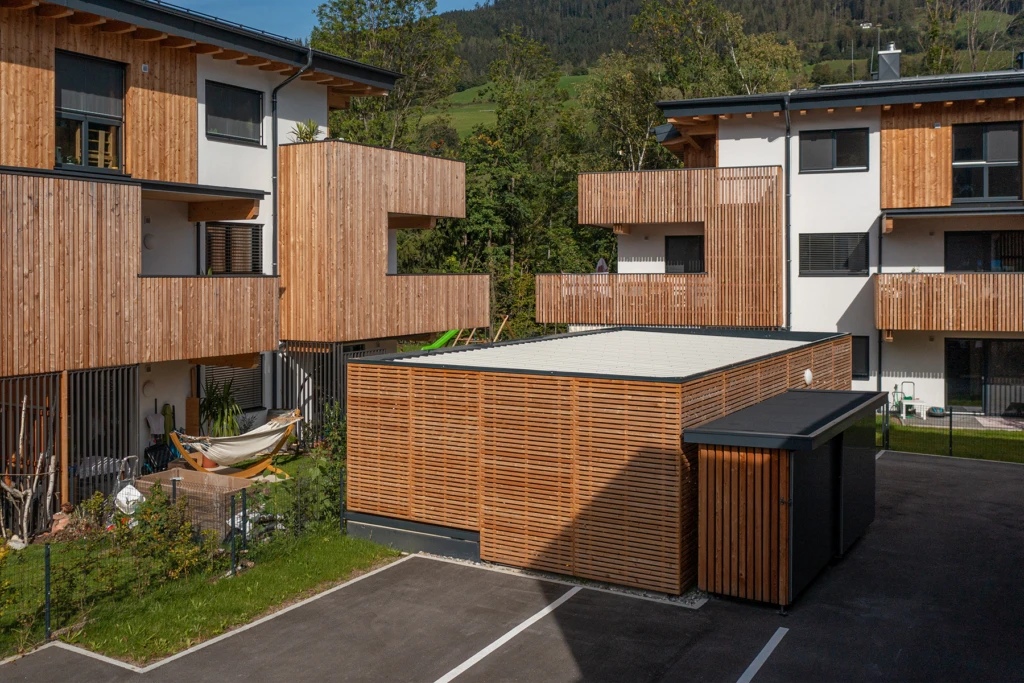 Wohnbauprojekt Bischofshofen mit Holzfassaden, Balkonen und begrünten Außenbereichen