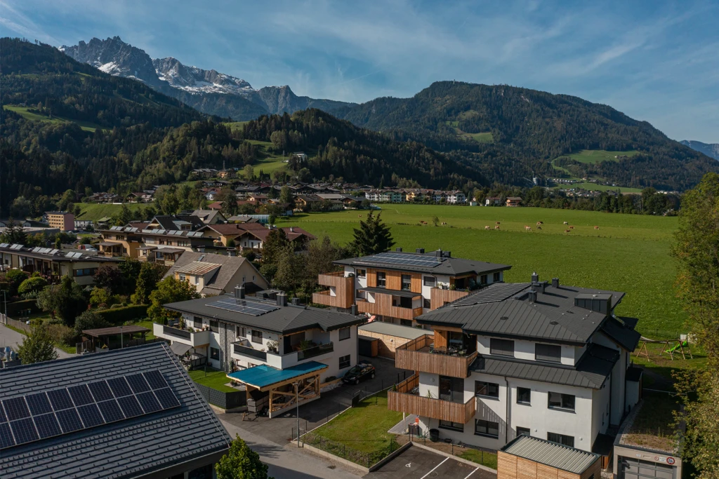 Wohnbauprojekt Bischofshofen am Zimmerberg mit Wohngebäuden und Bergpanorama