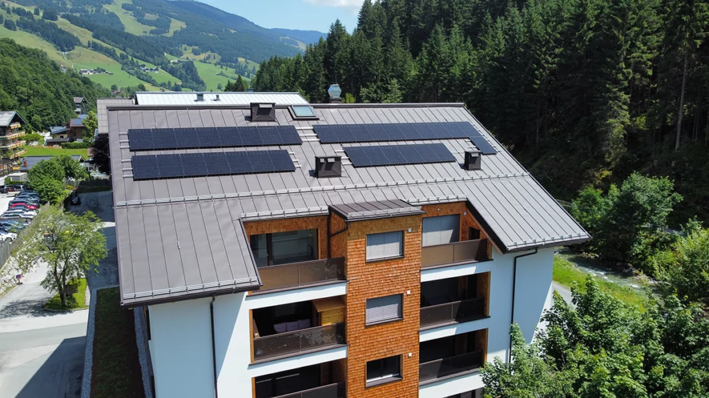 Drohnenaufnahme vom Bauprojekt in Saalbach-Hinterglemm mit Holzschindelfassade