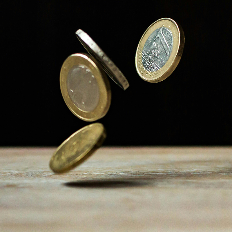Veranschaulichung von Geld das auf den Boden fällt